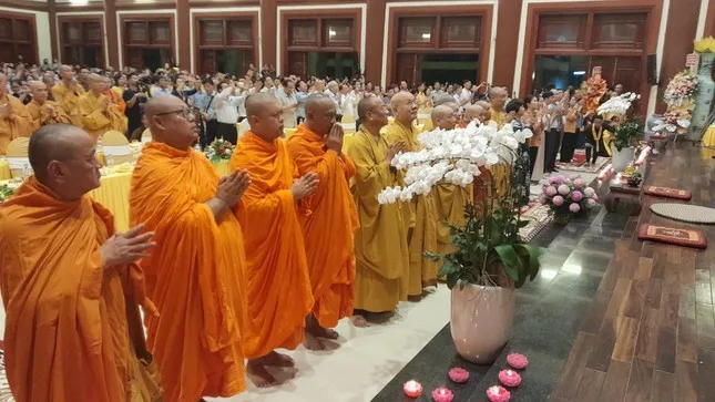 Chư tôn đức cử hành nghi lễ an vị Phật