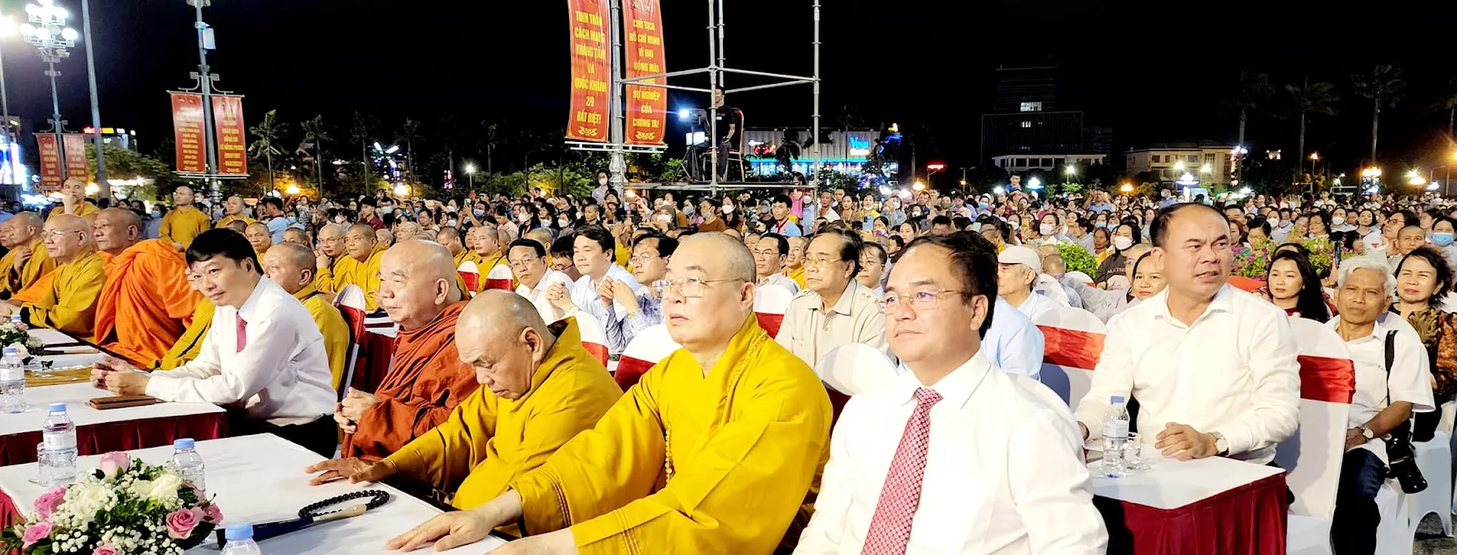 Đại diện đại biểu đển tham dư chương trình giao lưu văn nghệ.