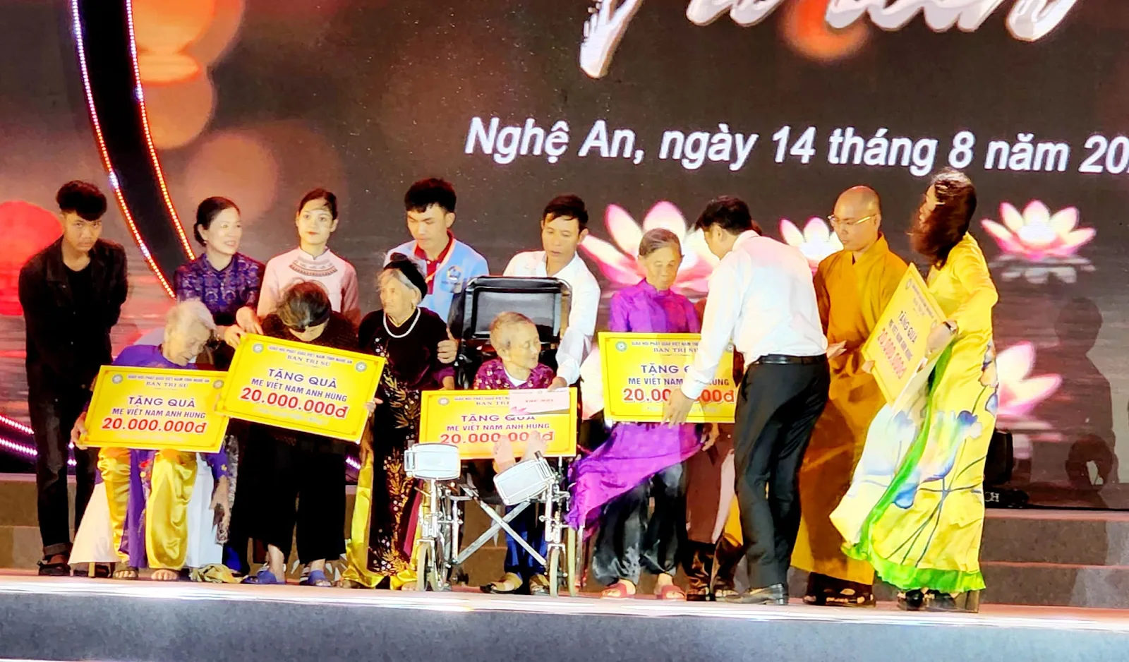 Các phần quà ý nghĩa dành tặng cho các Mẹ Việt Nam Anh hùng.