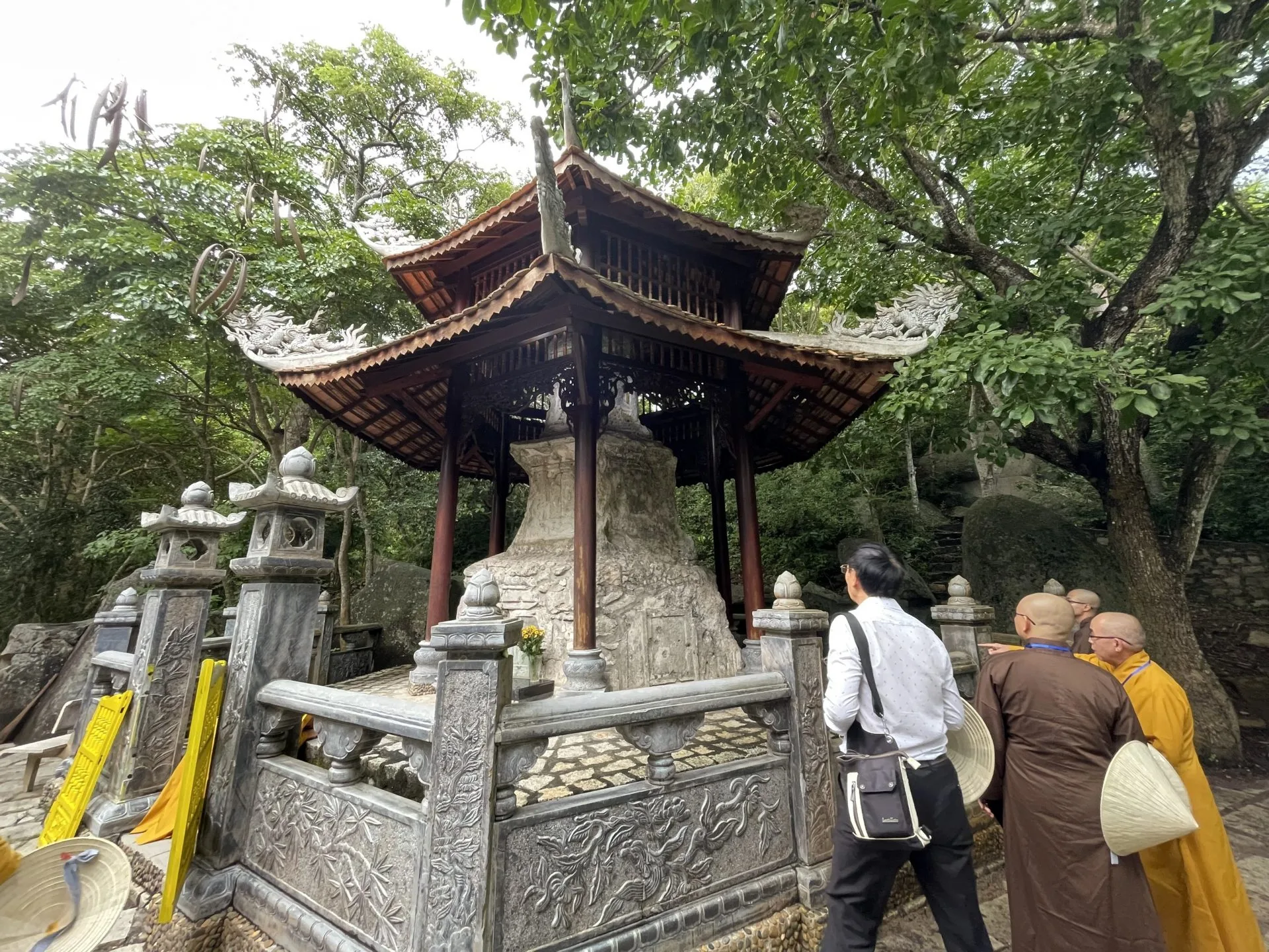 Bảo tháp Thiền sư Đất việt – Hải Bình Bảo Tạng