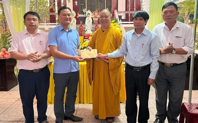 Thượng tọa Thích Thọ Lạc trao tiền hỗ trợ địa phương