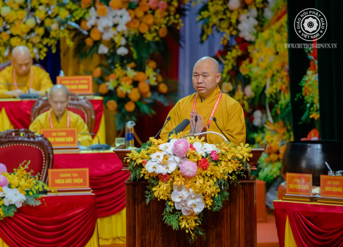 Thượng toạ Thích Đức Thiện, Phó Chủ tịch kiêm Tổng Thư ký Hội đồng Trị sự, báo cáo Tổng kết công tác Phật sự của Hội đồng Trị sự khoá VIII (2017 – 2022)