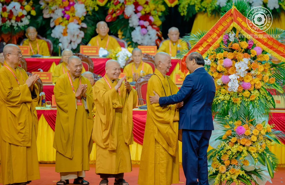 Chủ tịch nước ân cần thăm hỏi chư Tôn giáo phẩm lãnh đạo Giáo hội