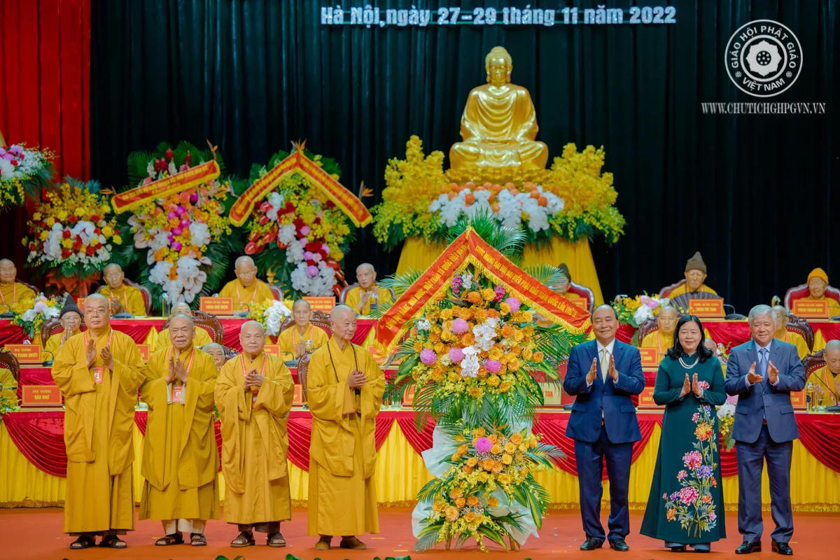 Chư Tôn đức giáo phẩm lãnh đạo Giáo hội đón nhận lẵng hoa chúc mừng Đại hội của Đảng, Nhà nước, Ủy ban MTTQVN