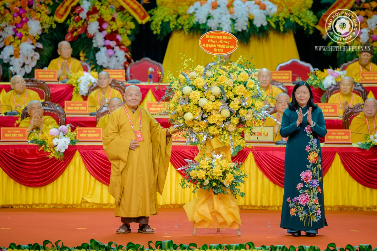 Hòa thượng Chủ tịch nhận lẵng hoa chúc mừng từ Ban Dân vận Trung ương