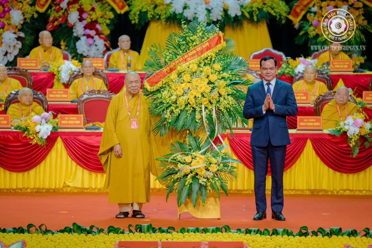 Hòa thượng Thích Thiện Pháp nhận lẵng hoa chúc mừng từ Liên đoàn lao động VN