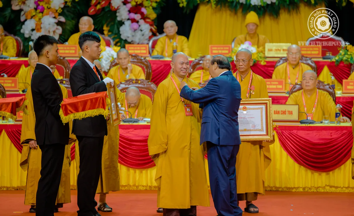 Chủ tịch nước trao tặng Huân chương lao động hạng II đến Thượng tọa Thích Đức Thiện
