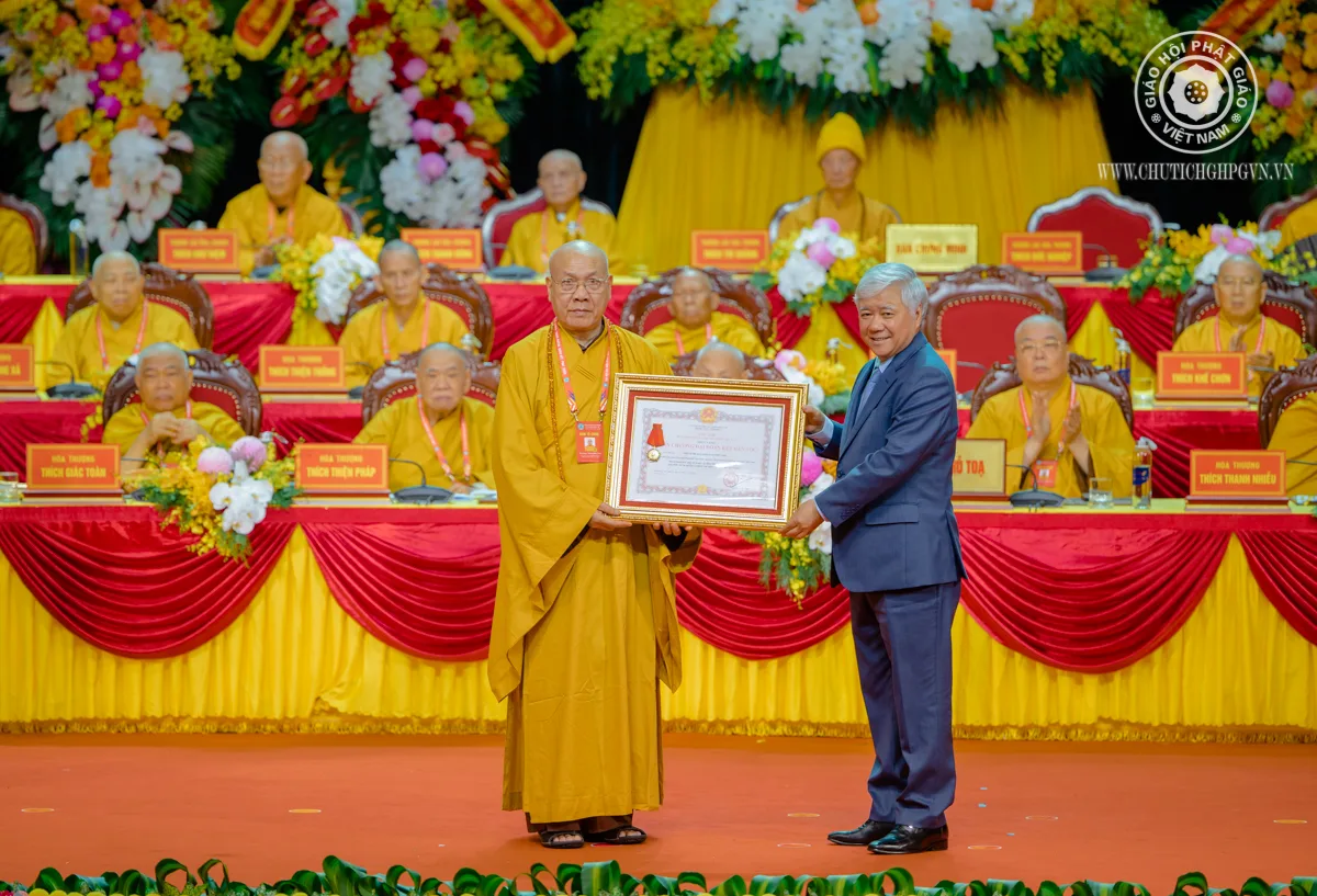 Truy tặng Huân chương Đại đoàn kết dân tộc cho Hòa thượng Thích Trí Hải. Hòa thượng Thích Quảng Tùng thay mặt đón nhận
