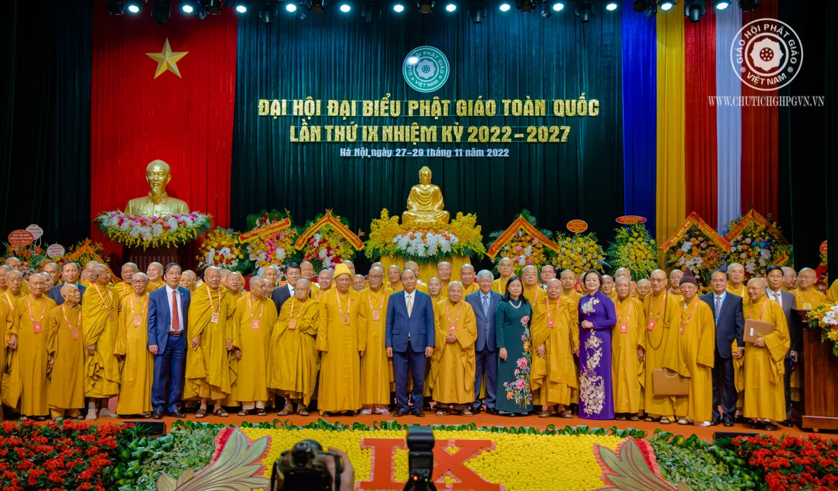 Chủ tịch nước chụp ảnh lưu niệm cùng lãnh đạo Giáo hội