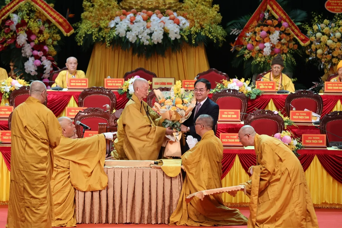 Thứ trưởng Bộ Nội Vụ Vũ Chiến Thắng chúc mừng thành công của đại hội.
