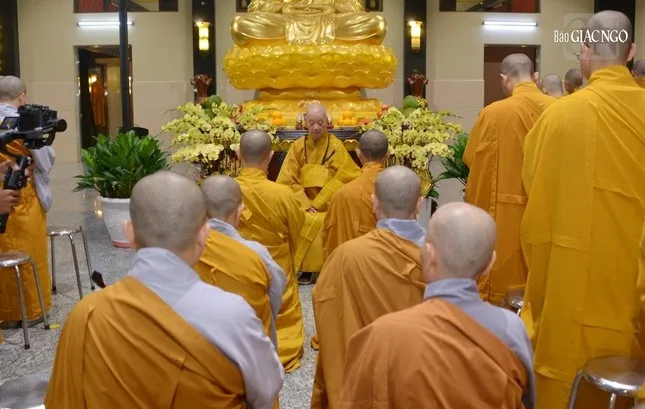 Hàng ngàn Tăng Ni, Phật tử dự lễ Khánh đản Đức Phật A Di Đà tại chùa Huê Nghiêm