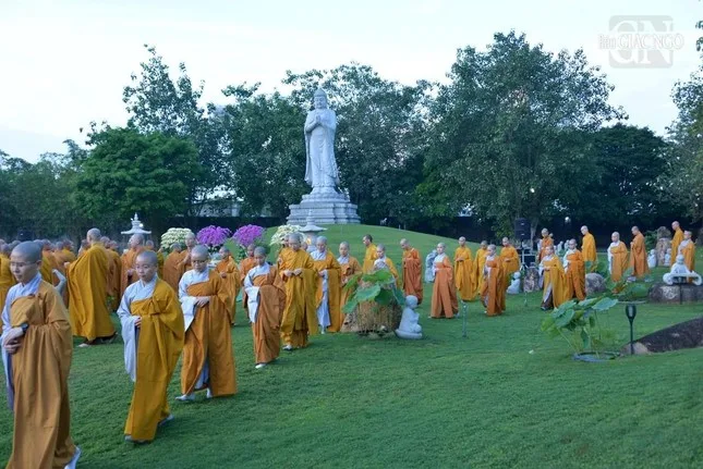 Hàng ngàn Tăng Ni, Phật tử dự lễ Khánh đản Đức Phật A Di Đà tại chùa Huê Nghiêm