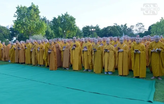 Hàng ngàn Tăng Ni, Phật tử dự lễ Khánh đản Đức Phật A Di Đà tại chùa Huê Nghiêm