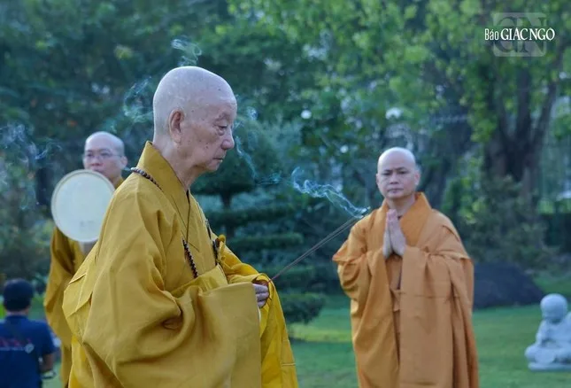 Hàng ngàn Tăng Ni, Phật tử dự lễ Khánh đản Đức Phật A Di Đà tại chùa Huê Nghiêm