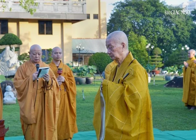 Hàng ngàn Tăng Ni, Phật tử dự lễ Khánh đản Đức Phật A Di Đà tại chùa Huê Nghiêm