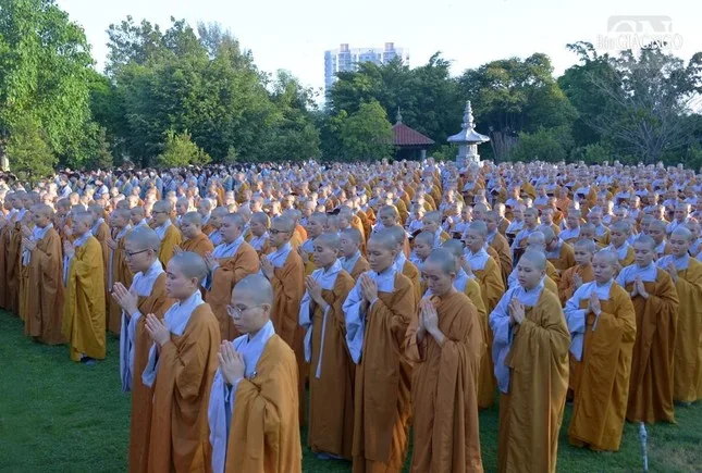 Hàng ngàn Tăng Ni, Phật tử dự lễ Khánh đản Đức Phật A Di Đà tại chùa Huê Nghiêm