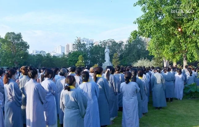 Hàng ngàn Tăng Ni, Phật tử dự lễ Khánh đản Đức Phật A Di Đà tại chùa Huê Nghiêm