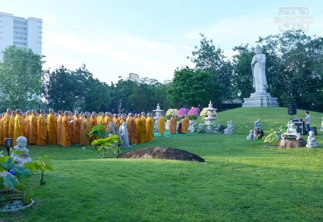 Hàng ngàn Tăng Ni, Phật tử dự lễ Khánh đản Đức Phật A Di Đà tại chùa Huê Nghiêm