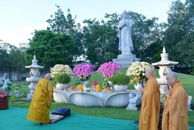 Hàng ngàn Tăng Ni, Phật tử dự lễ Khánh đản Đức Phật A Di Đà tại chùa Huê Nghiêm
