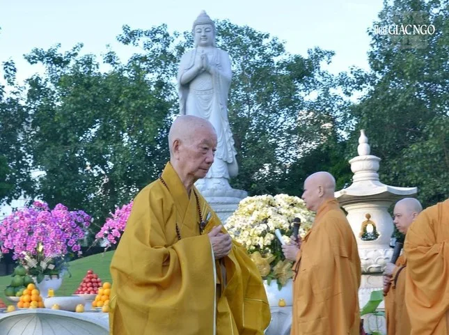 Hàng ngàn Tăng Ni, Phật tử dự lễ Khánh đản Đức Phật A Di Đà tại chùa Huê Nghiêm