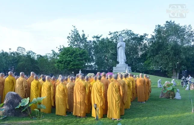 Hàng ngàn Tăng Ni, Phật tử dự lễ Khánh đản Đức Phật A Di Đà tại chùa Huê Nghiêm