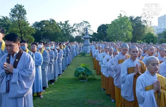Hàng ngàn Tăng Ni, Phật tử dự lễ Khánh đản Đức Phật A Di Đà tại chùa Huê Nghiêm