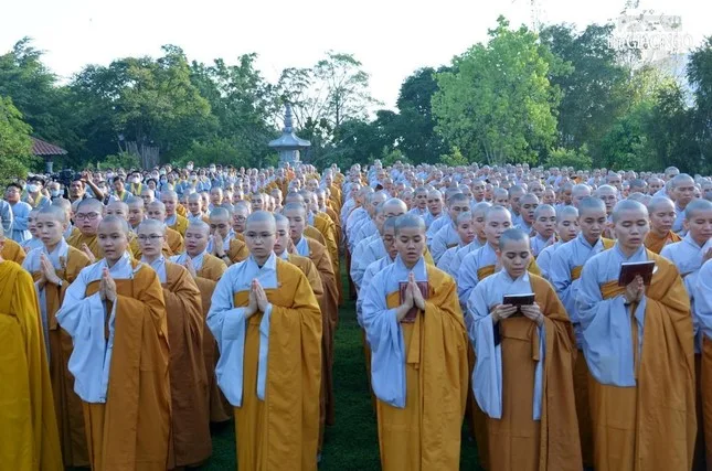 Hàng ngàn Tăng Ni, Phật tử dự lễ Khánh đản Đức Phật A Di Đà tại chùa Huê Nghiêm