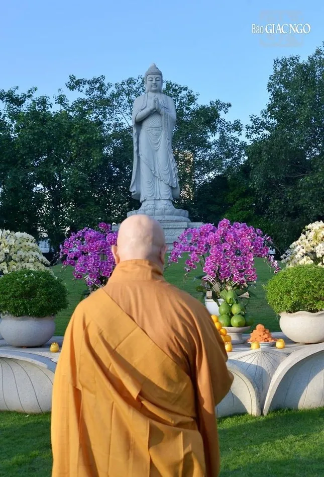 Hàng ngàn Tăng Ni, Phật tử dự lễ Khánh đản Đức Phật A Di Đà tại chùa Huê Nghiêm