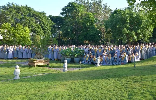 Hàng ngàn Tăng Ni, Phật tử dự lễ Khánh đản Đức Phật A Di Đà tại chùa Huê Nghiêm