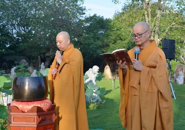 Hàng ngàn Tăng Ni, Phật tử dự lễ Khánh đản Đức Phật A Di Đà tại chùa Huê Nghiêm