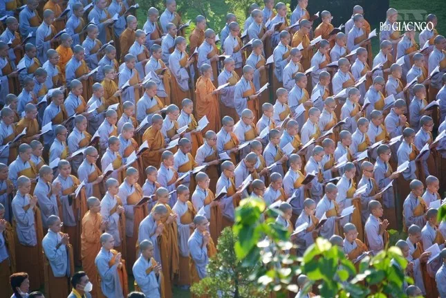 Hàng ngàn Tăng Ni, Phật tử dự lễ Khánh đản Đức Phật A Di Đà tại chùa Huê Nghiêm