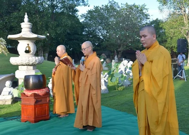 Hàng ngàn Tăng Ni, Phật tử dự lễ Khánh đản Đức Phật A Di Đà tại chùa Huê Nghiêm
