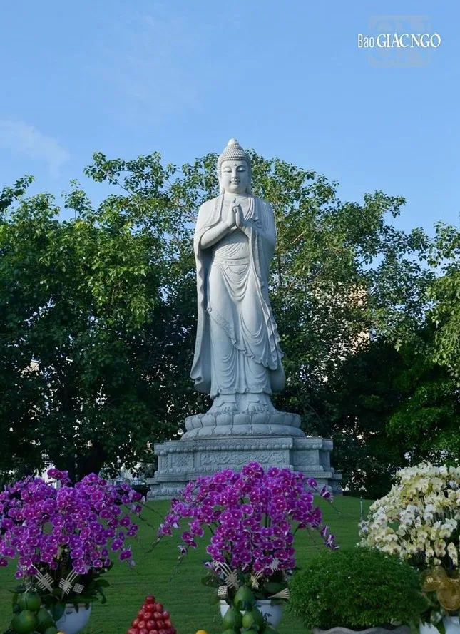 Hàng ngàn Tăng Ni, Phật tử dự lễ Khánh đản Đức Phật A Di Đà tại chùa Huê Nghiêm