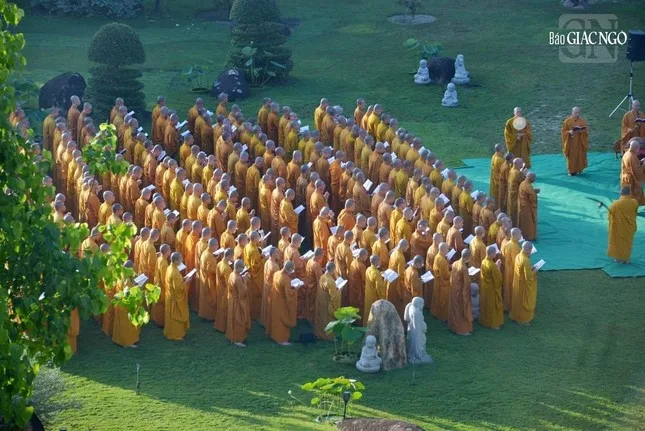 Hàng ngàn Tăng Ni, Phật tử dự lễ Khánh đản Đức Phật A Di Đà tại chùa Huê Nghiêm