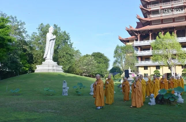 Hàng ngàn Tăng Ni, Phật tử dự lễ Khánh đản Đức Phật A Di Đà tại chùa Huê Nghiêm