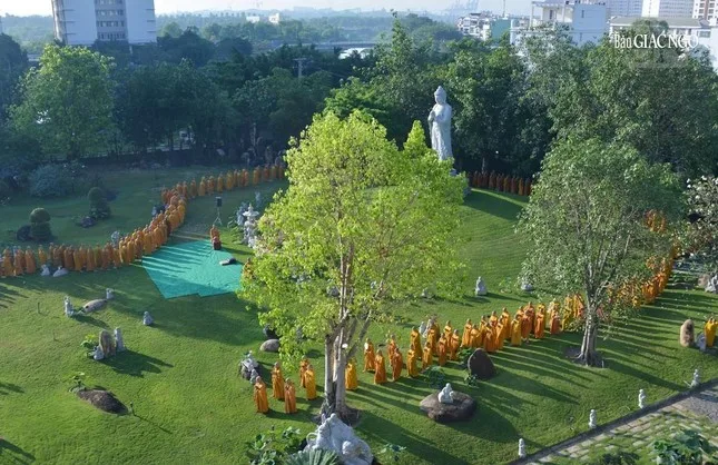 Hàng ngàn Tăng Ni, Phật tử dự lễ Khánh đản Đức Phật A Di Đà tại chùa Huê Nghiêm