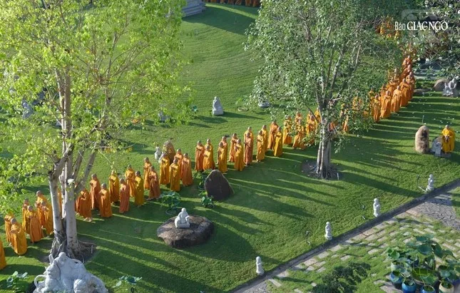 Hàng ngàn Tăng Ni, Phật tử dự lễ Khánh đản Đức Phật A Di Đà tại chùa Huê Nghiêm