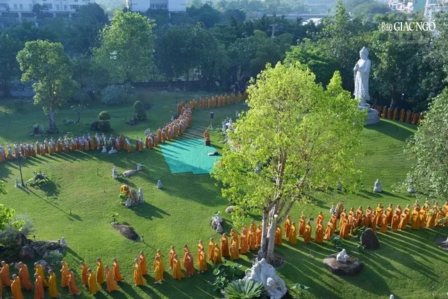 Hàng ngàn Tăng Ni, Phật tử dự lễ Khánh đản Đức Phật A Di Đà tại chùa Huê Nghiêm