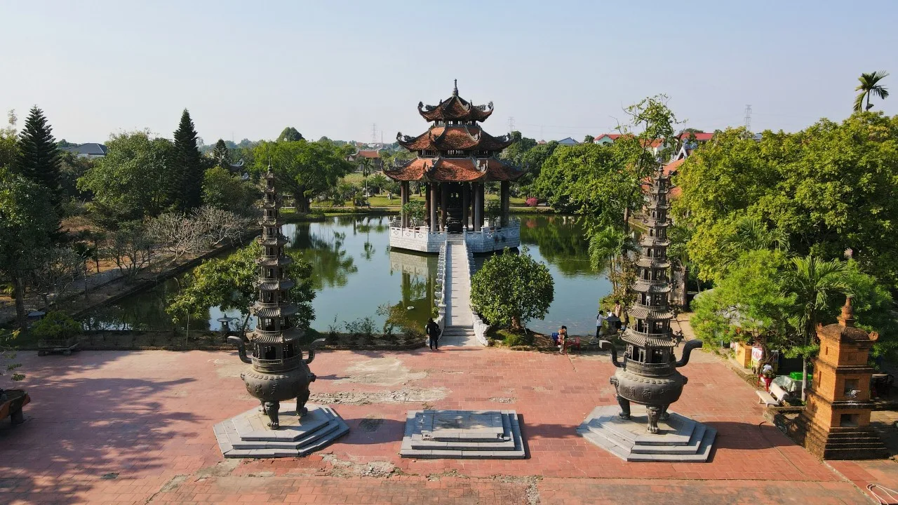 Khuôn viên chùa Nôm