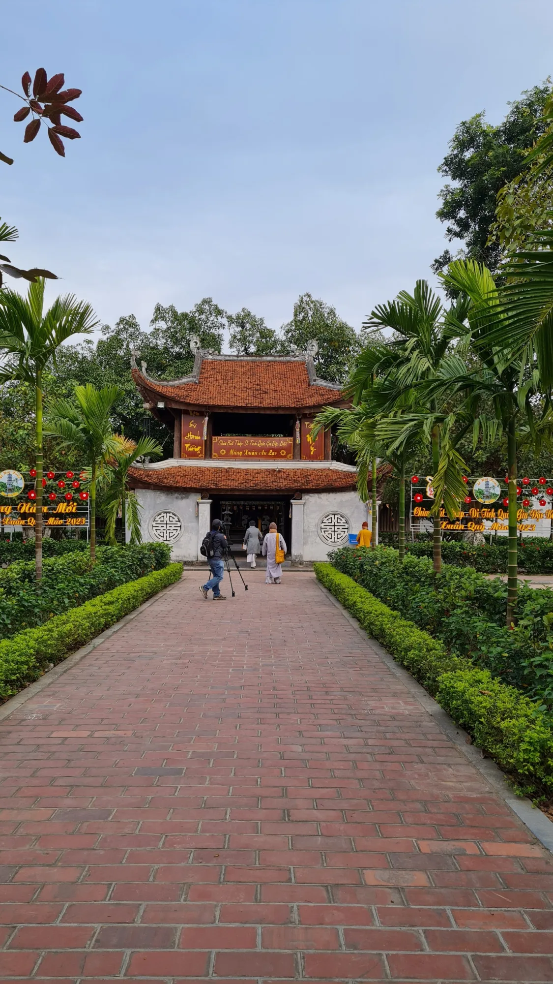 cổng vào chùa Bút Tháp