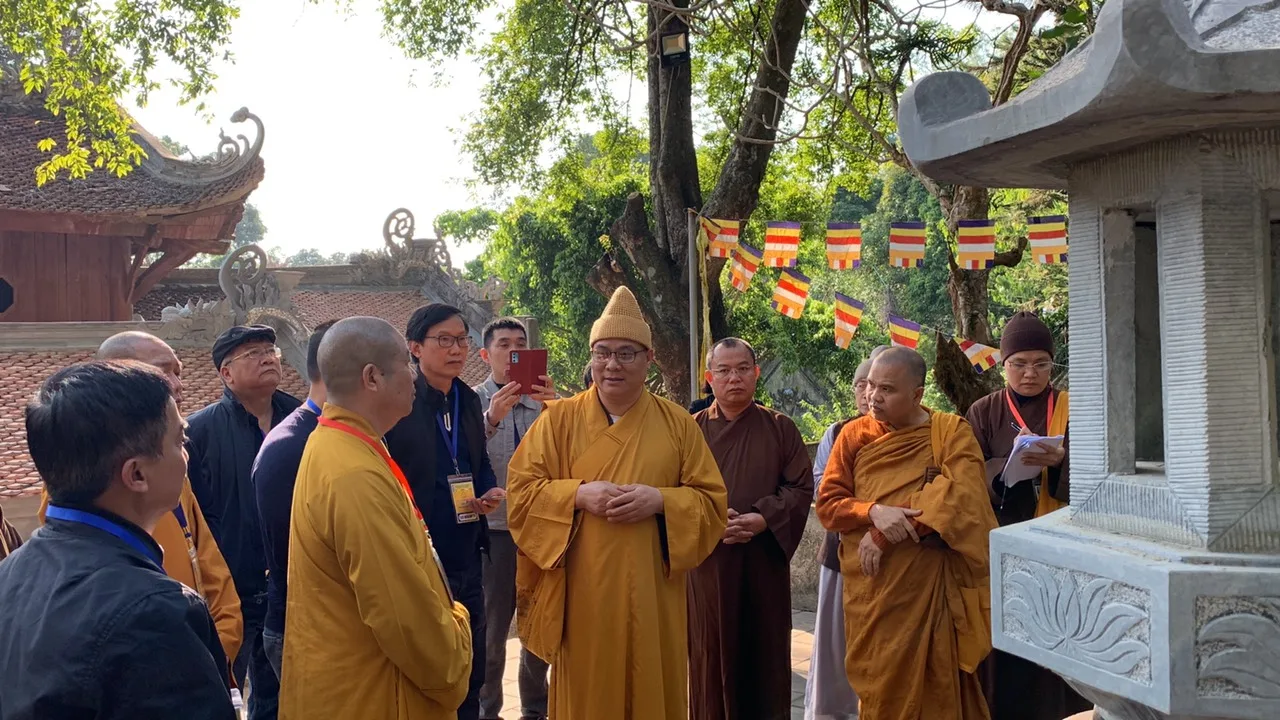 Đại diện BTS tỉnh Hải Dương trao đổi về kiến trúc PG tỉnh nhà cùng chư Tôn đức