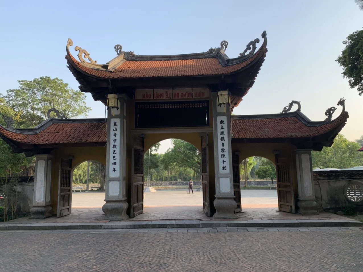 Cổng chùa Côn Sơn