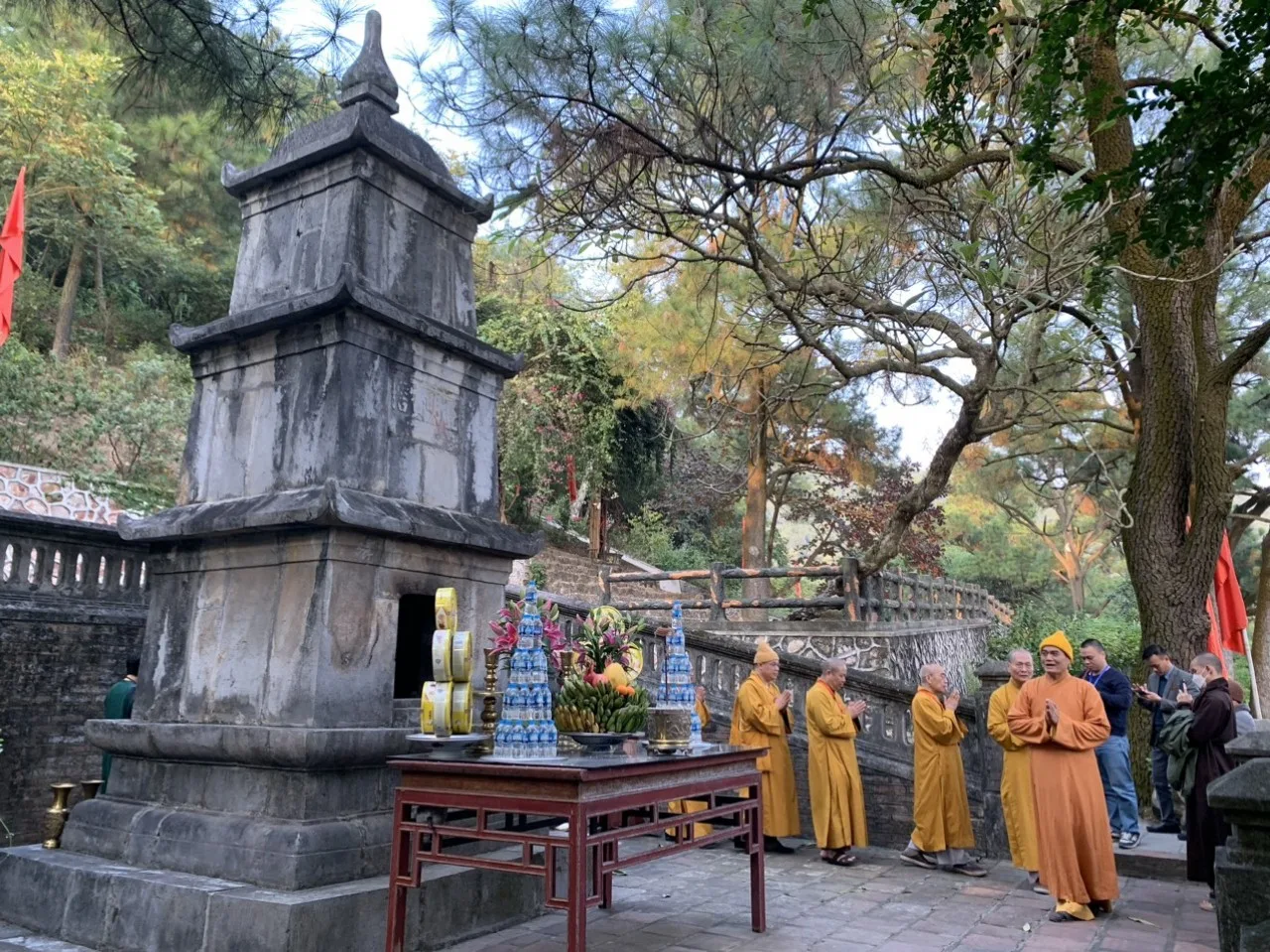 Chư Tôn Đức nhiễu tháp Tổ chùa Côn Sơn