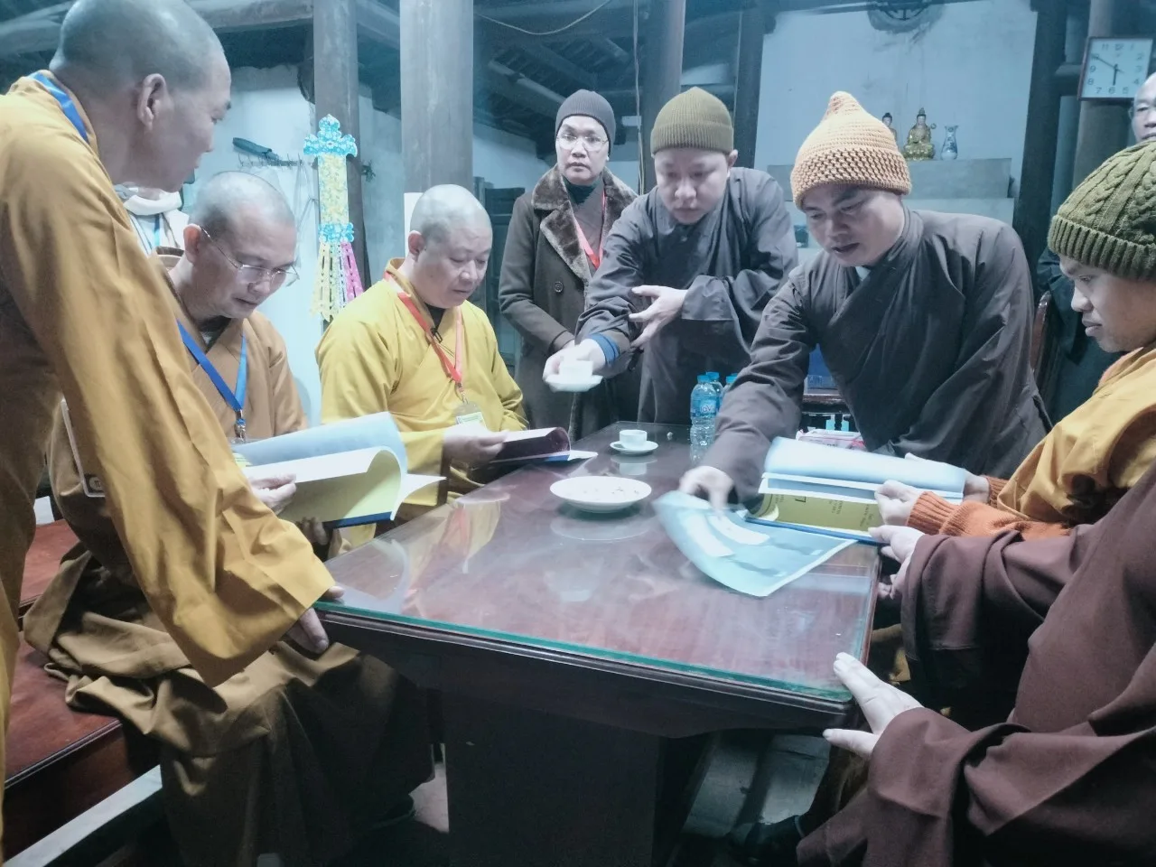 Đoàn BVH nghiên cứu các tư liệu tham khảo do trụ trì chùa An Ninh Trăm Gian cung cấp