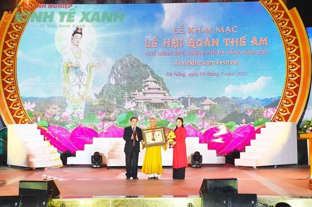 Tổ chức Kỷ lục Việt Nam trao chứng nhận kỷ lục cho độc bản 16 bức tranh sứ màu cẩn trên 4 tháp của chùa Quán Thế Âm.