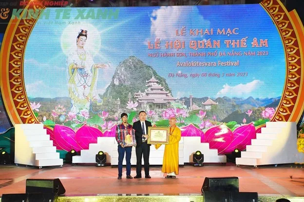 Viện Sáng tạo độc bản trao xác lập độc bản cho Lá Bồ Đề lớn nhất mạ vàng 24K của chùa Quán Thế Âm.