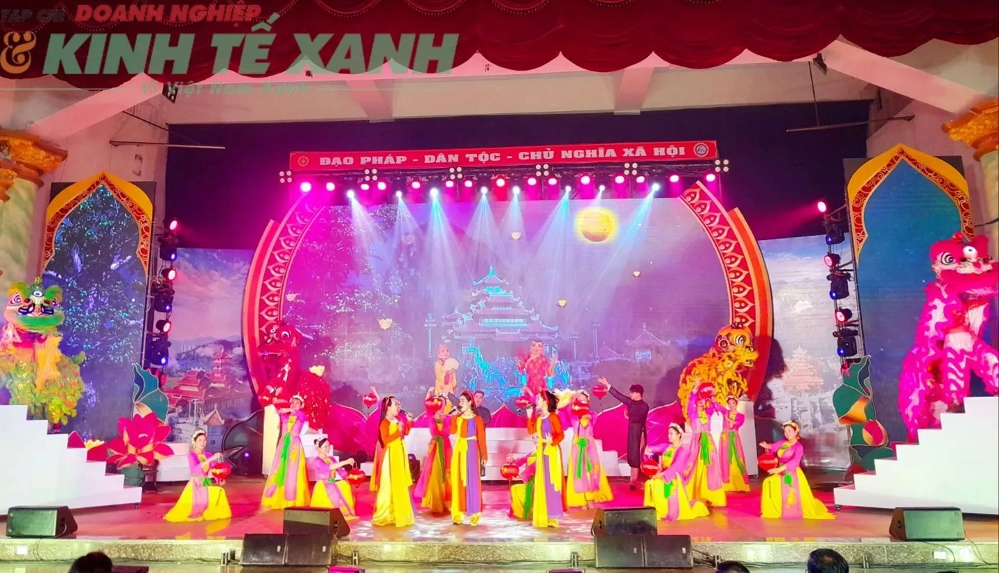 Không gian biểu diễn nghệ thuật dân gian phục vụ người dân tham gia lễ hội.