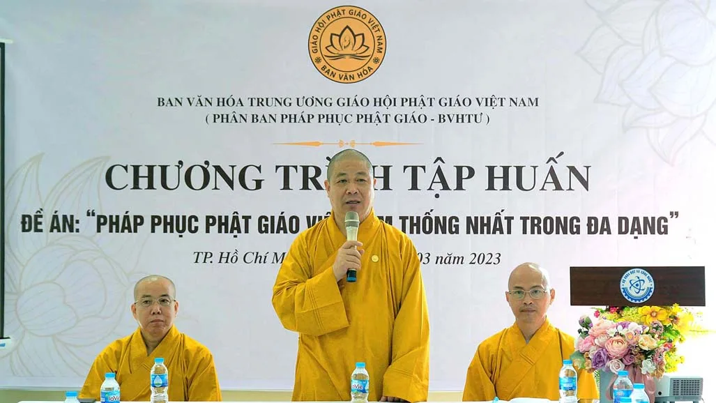 Mở đầu buổi lễ, HT. Thích Thọ Lạc phát biểu khai mạc và nêu cao tầm quan trọng Y Phục của Chư tôn đức Tăng, Ni, trong việc giữ gìn văn hóa cũng như bảo vệ truyền thống Phật Giáo.