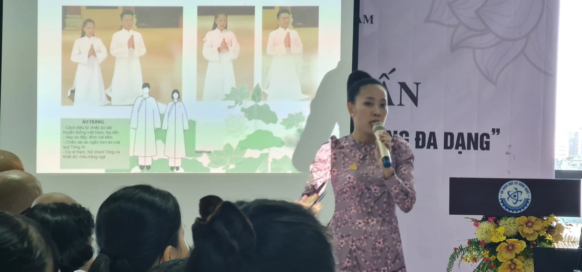 Cư sĩ Chơn Phương – Phó trưởng Phân ban, Chánh thư ký Phân Ban Pháp phục – Ban văn hoá TƯ trình bày pháp phục