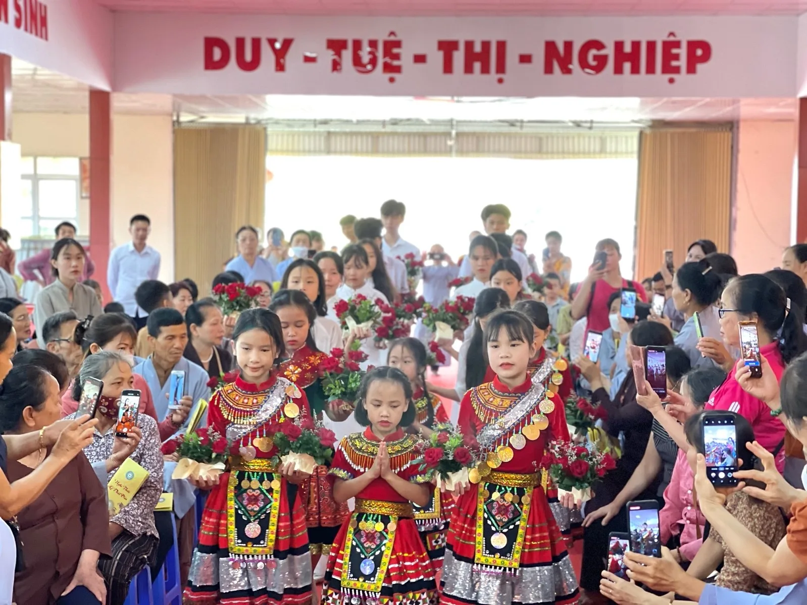 Ban Trị sự GHPGVN tỉnh Lai Châu mừng khánh đản Đức Thế Tôn và trao quyết định chuẩn y nhân sự Ban Văn hoá tỉnh nhiệm kỳ III (2022-2027)